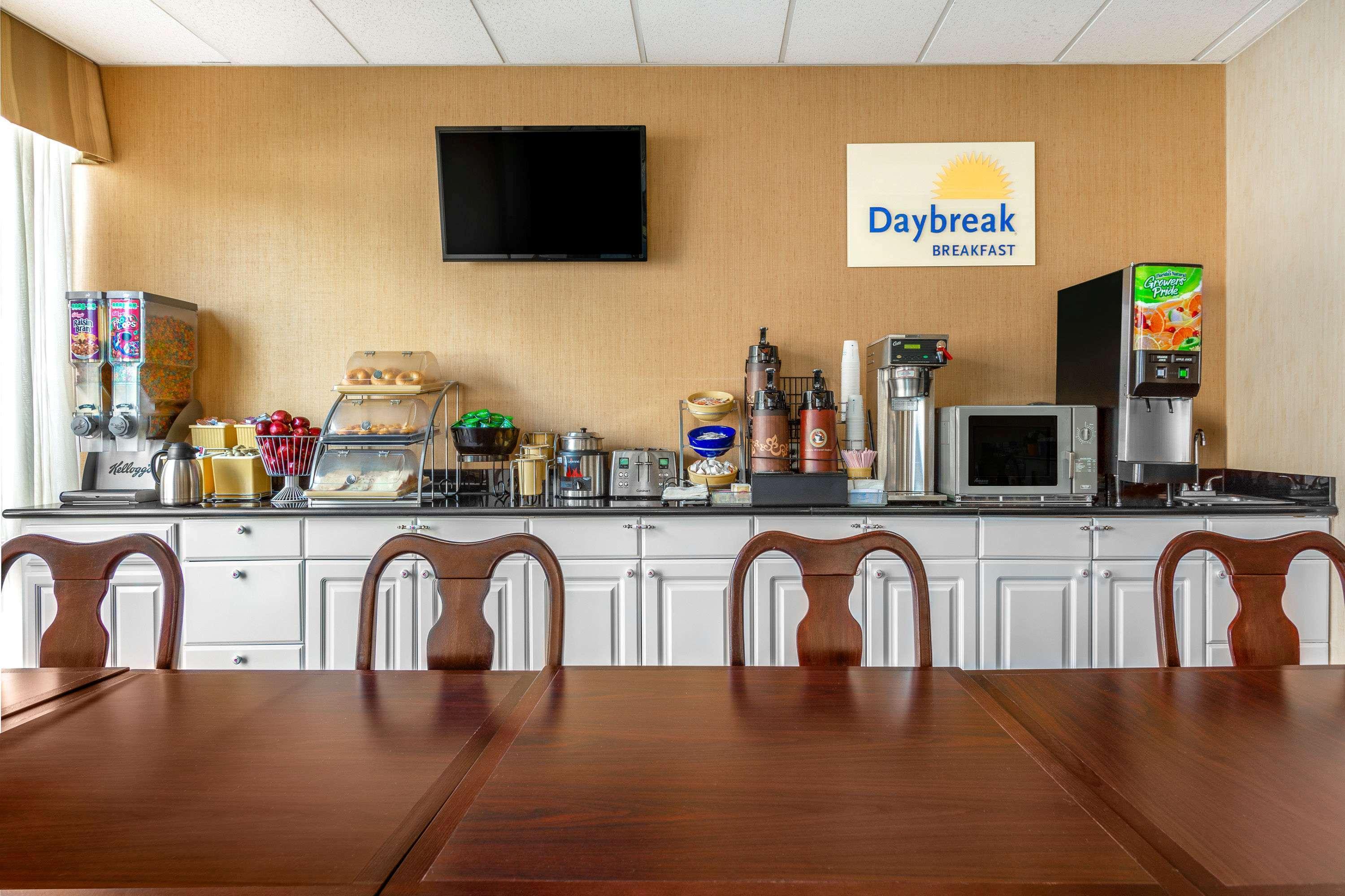 Days Inn By Wyndham College Park Exterior photo